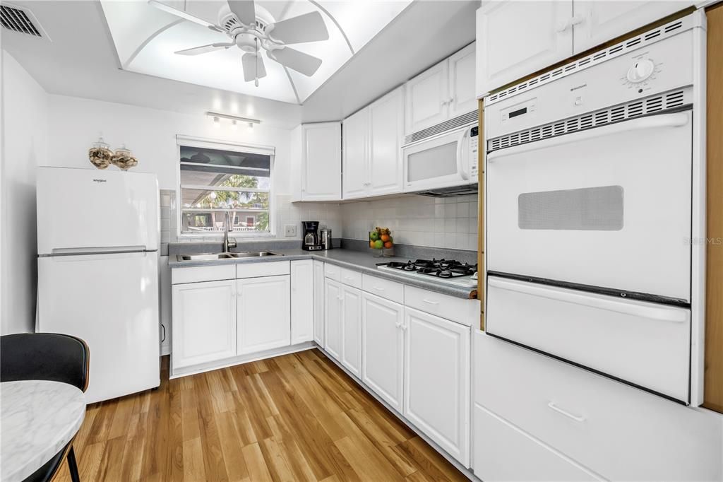 For Sale: $94,000 (1 beds, 1 baths, 595 Square Feet)