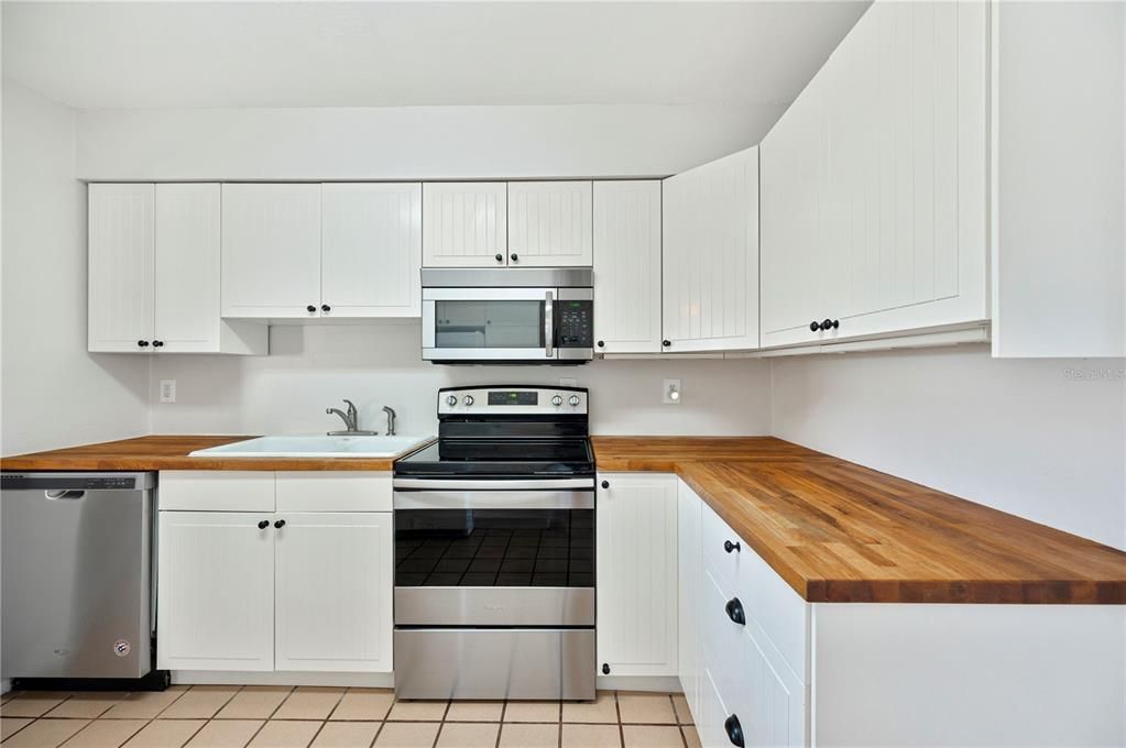 Active With Contract: $275,000 (3 beds, 2 baths, 1204 Square Feet)