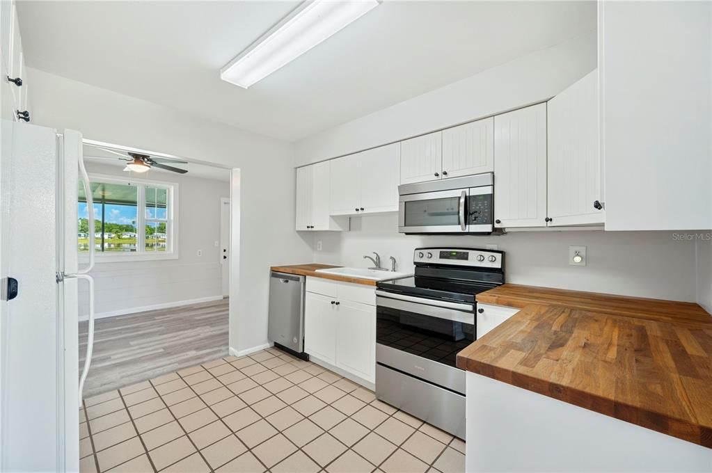 Active With Contract: $275,000 (3 beds, 2 baths, 1204 Square Feet)