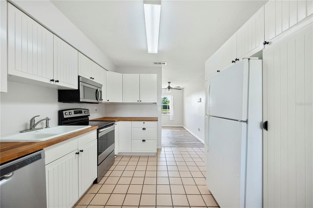 Active With Contract: $275,000 (3 beds, 2 baths, 1204 Square Feet)