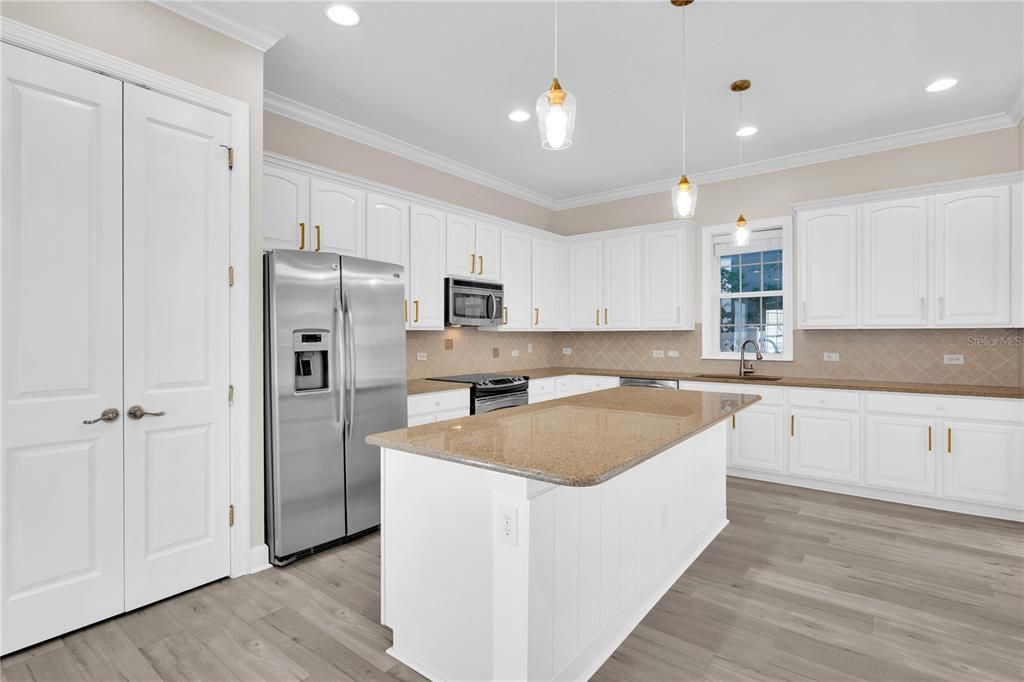 For Sale: $1,510,000 (5 beds, 4 baths, 4102 Square Feet)