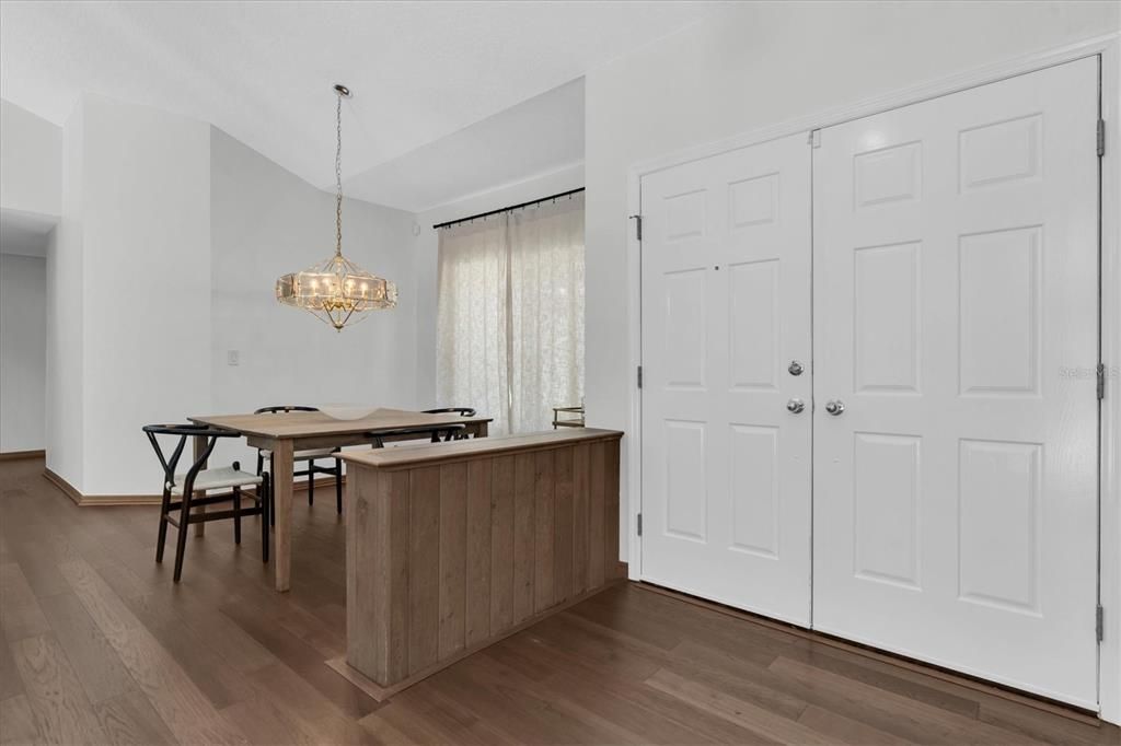 合同活跃: $769,000 (3 贝兹, 2 浴室, 2414 平方英尺)