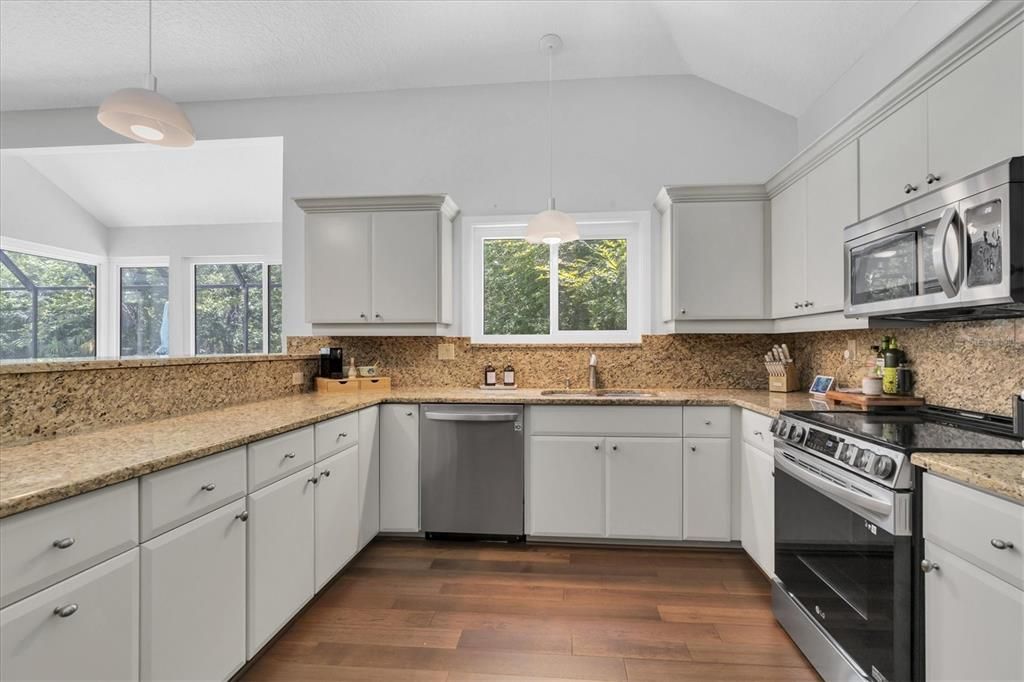 合同活跃: $769,000 (3 贝兹, 2 浴室, 2414 平方英尺)