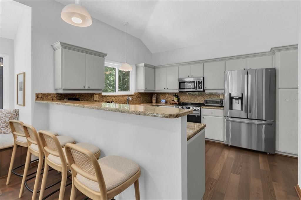 合同活跃: $769,000 (3 贝兹, 2 浴室, 2414 平方英尺)