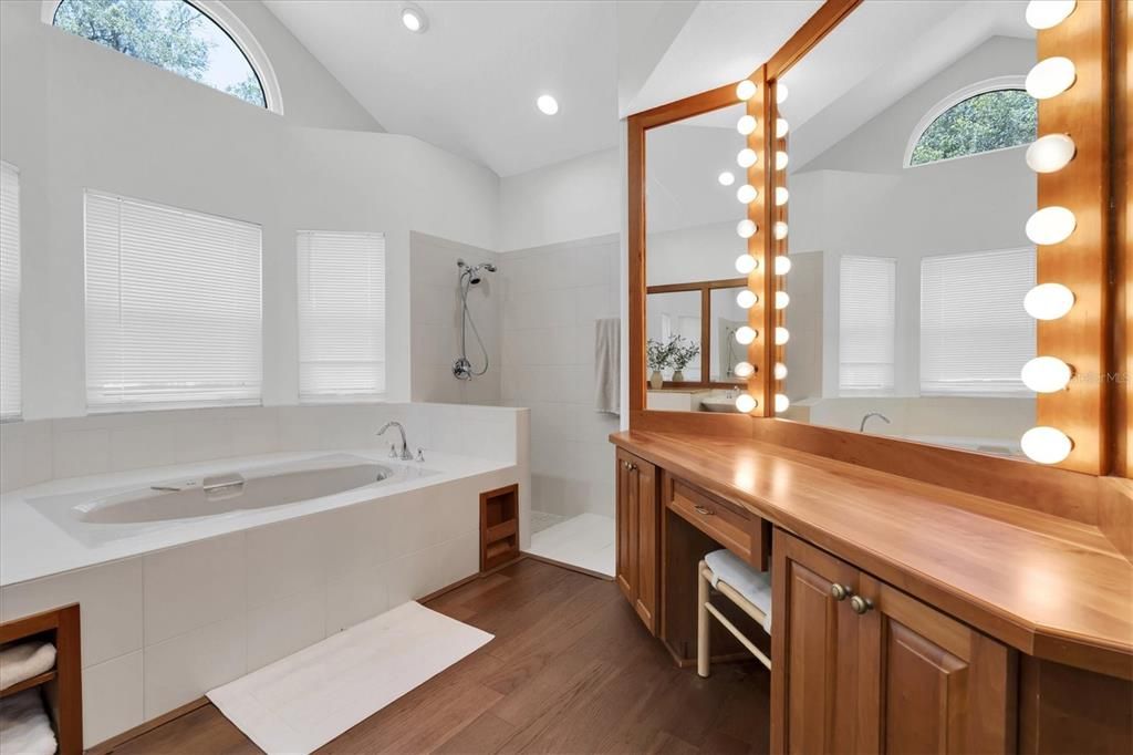 合同活跃: $769,000 (3 贝兹, 2 浴室, 2414 平方英尺)