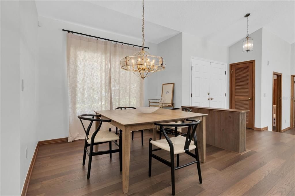 合同活跃: $769,000 (3 贝兹, 2 浴室, 2414 平方英尺)