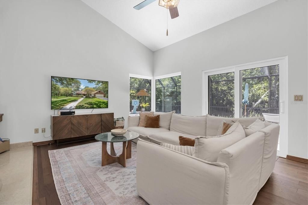 合同活跃: $769,000 (3 贝兹, 2 浴室, 2414 平方英尺)