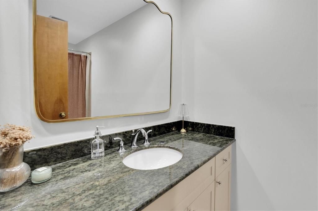 合同活跃: $769,000 (3 贝兹, 2 浴室, 2414 平方英尺)