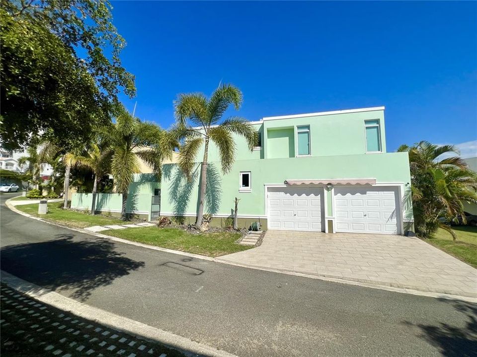 For Sale: $1,395,000 (4 beds, 3 baths, 4426 Square Feet)