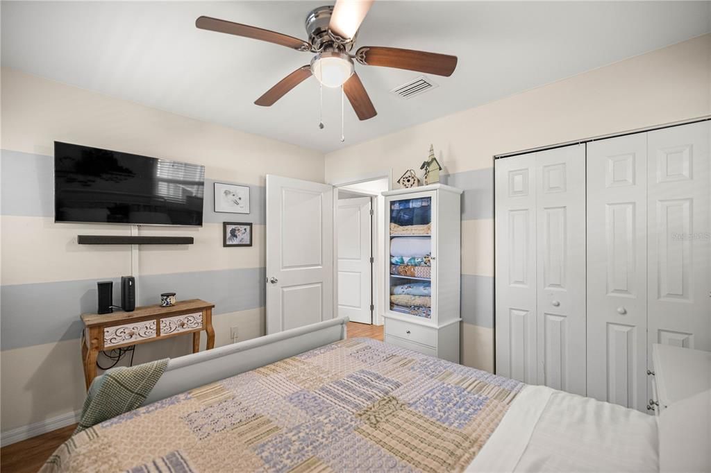 На продажу: $309,000 (2 спален, 1 ванн, 1281 Квадратных фут)