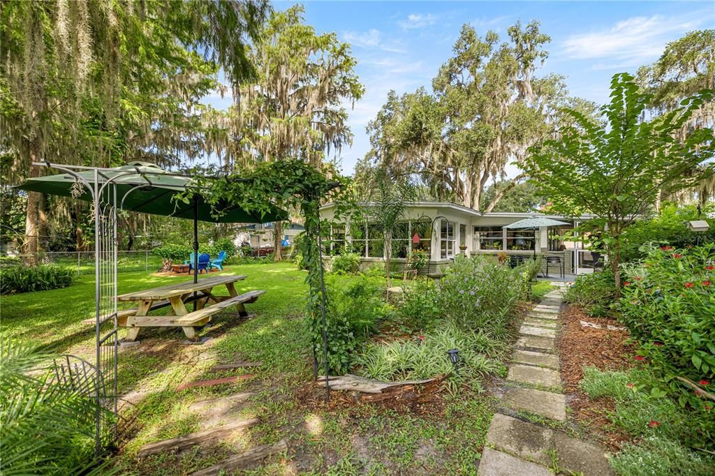 На продажу: $309,000 (2 спален, 1 ванн, 1281 Квадратных фут)