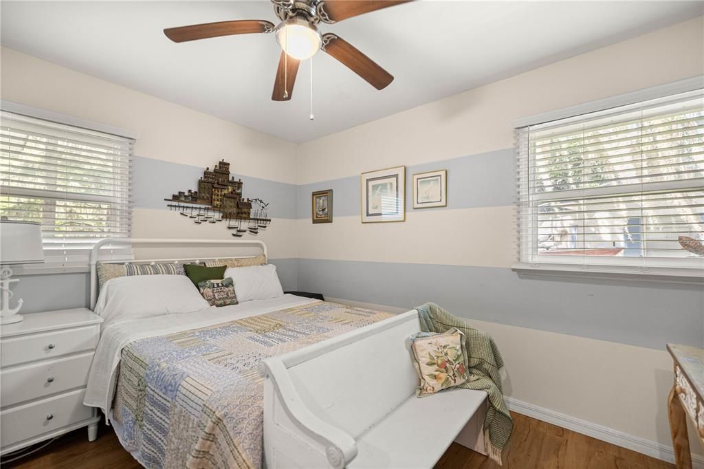 На продажу: $309,000 (2 спален, 1 ванн, 1281 Квадратных фут)