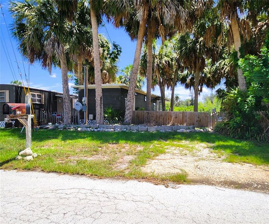 For Sale: $94,950 (1 beds, 1 baths, 410 Square Feet)