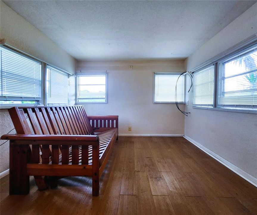 For Sale: $94,950 (1 beds, 1 baths, 410 Square Feet)