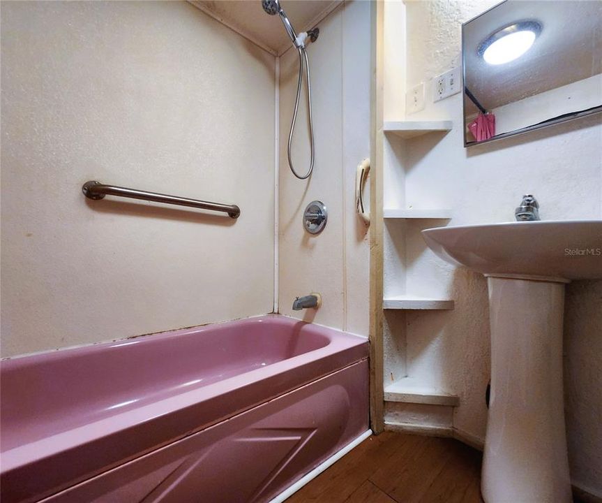 For Sale: $94,950 (1 beds, 1 baths, 410 Square Feet)