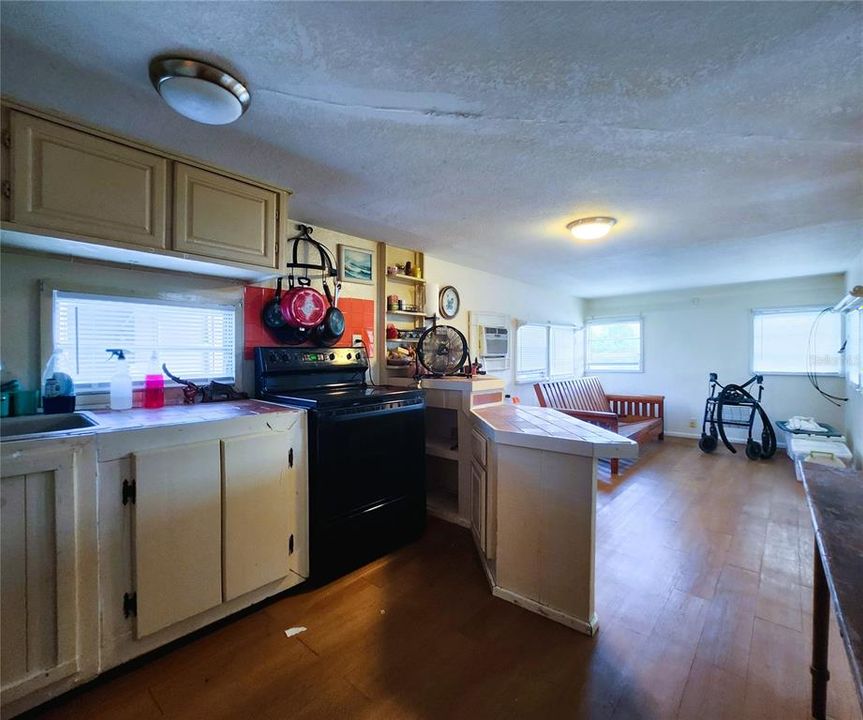 For Sale: $94,950 (1 beds, 1 baths, 410 Square Feet)