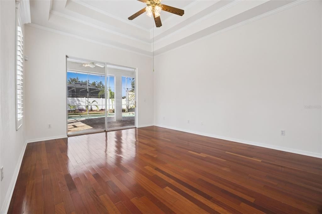 合同活跃: $599,500 (5 贝兹, 3 浴室, 2584 平方英尺)