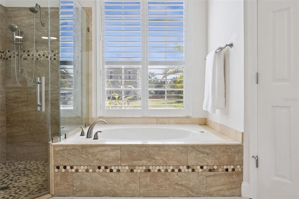 合同活跃: $599,500 (5 贝兹, 3 浴室, 2584 平方英尺)