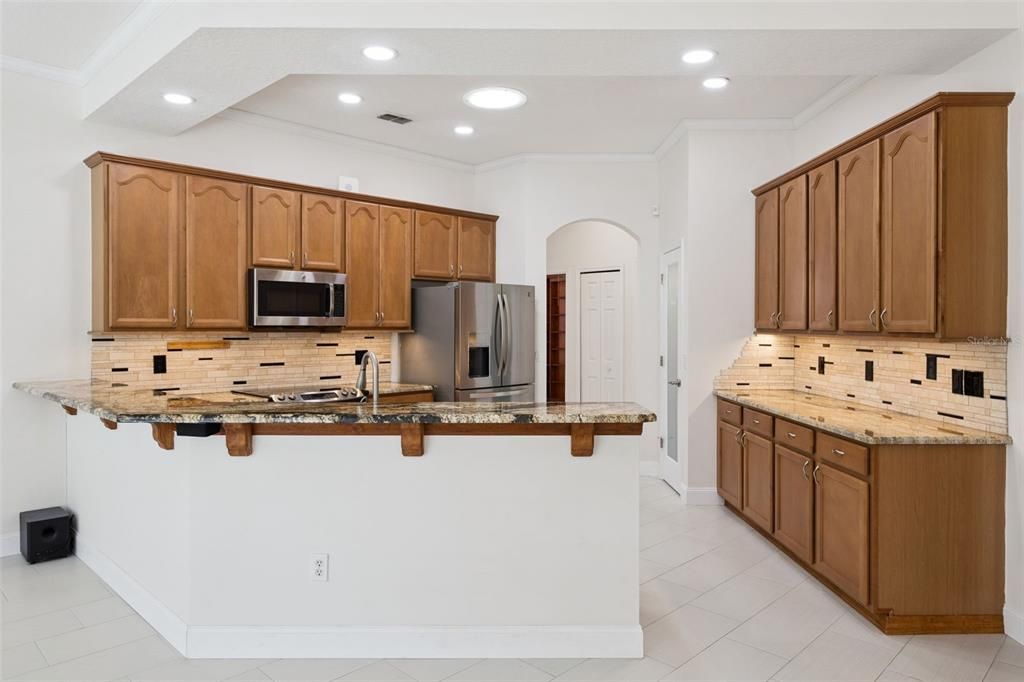 合同活跃: $599,500 (5 贝兹, 3 浴室, 2584 平方英尺)