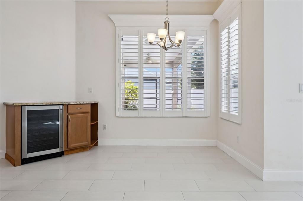 合同活跃: $599,500 (5 贝兹, 3 浴室, 2584 平方英尺)