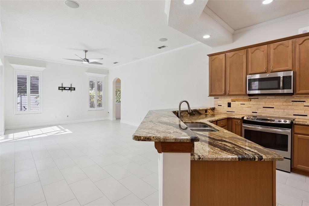 合同活跃: $599,500 (5 贝兹, 3 浴室, 2584 平方英尺)