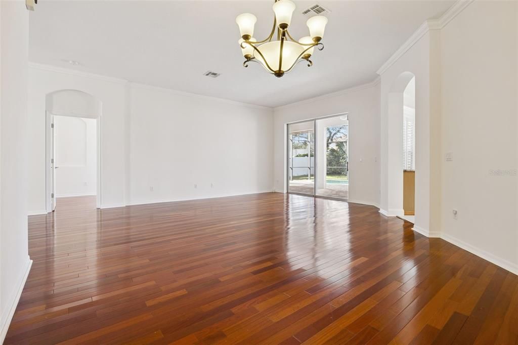 合同活跃: $599,500 (5 贝兹, 3 浴室, 2584 平方英尺)