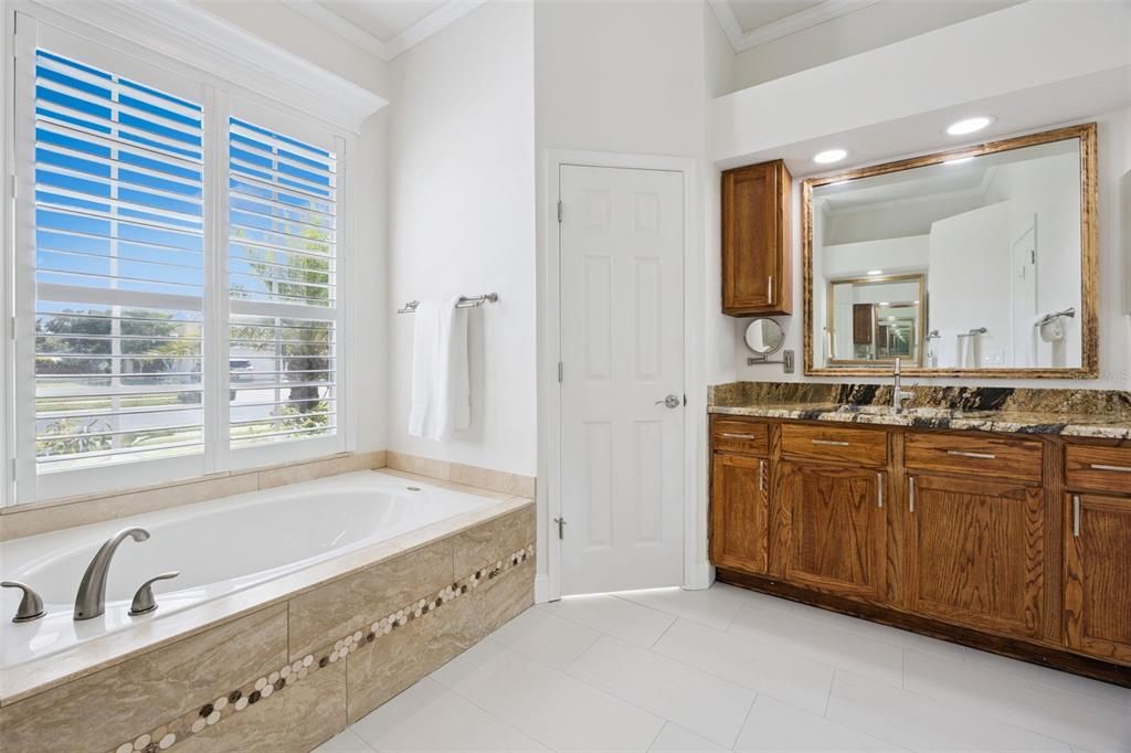 合同活跃: $599,500 (5 贝兹, 3 浴室, 2584 平方英尺)