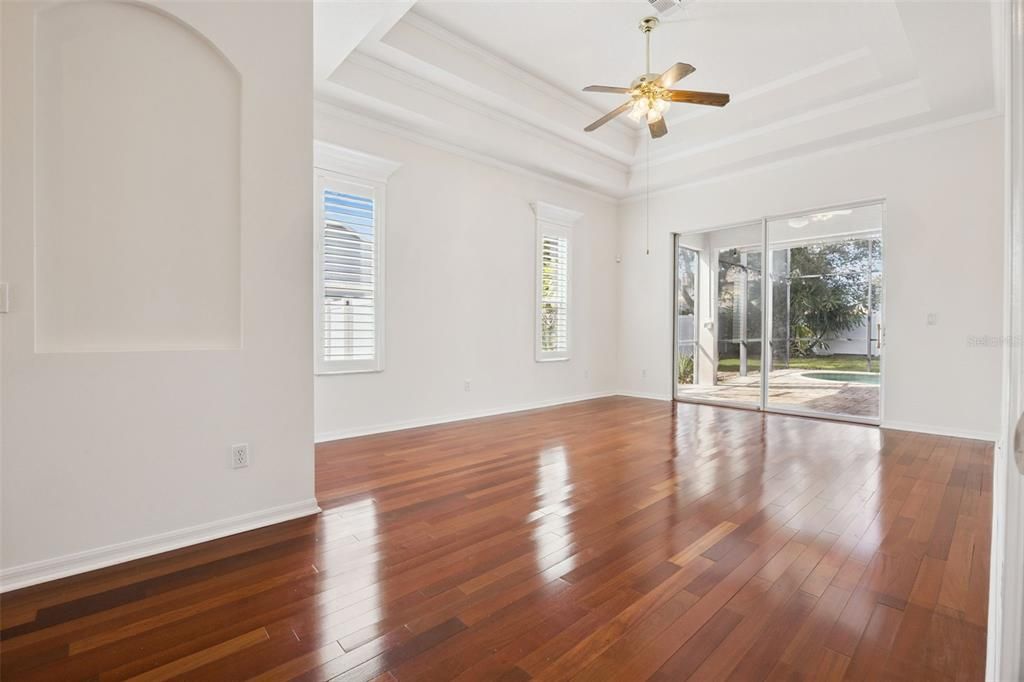 合同活跃: $599,500 (5 贝兹, 3 浴室, 2584 平方英尺)