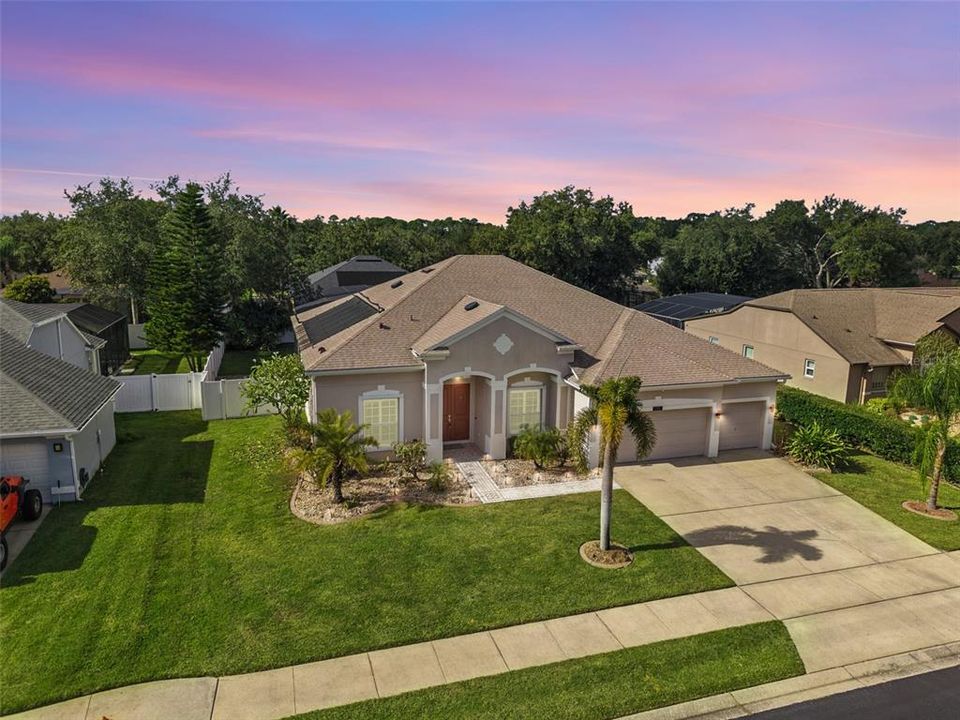 合同活跃: $599,500 (5 贝兹, 3 浴室, 2584 平方英尺)