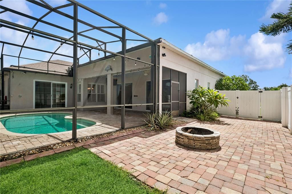 合同活跃: $599,500 (5 贝兹, 3 浴室, 2584 平方英尺)