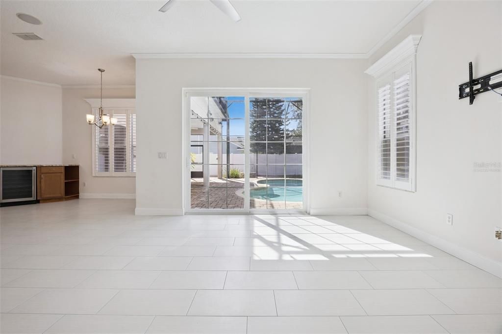 合同活跃: $599,500 (5 贝兹, 3 浴室, 2584 平方英尺)