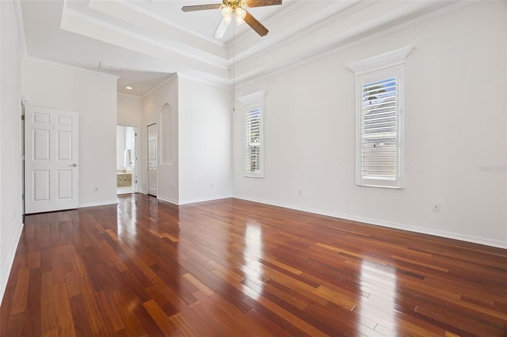 合同活跃: $599,500 (5 贝兹, 3 浴室, 2584 平方英尺)