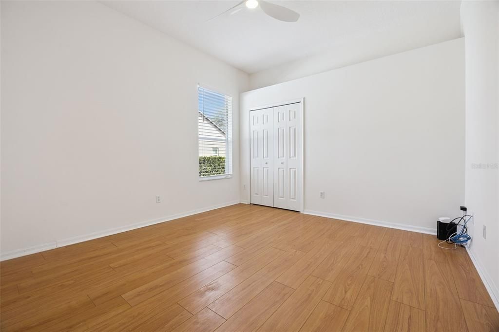 合同活跃: $599,500 (5 贝兹, 3 浴室, 2584 平方英尺)