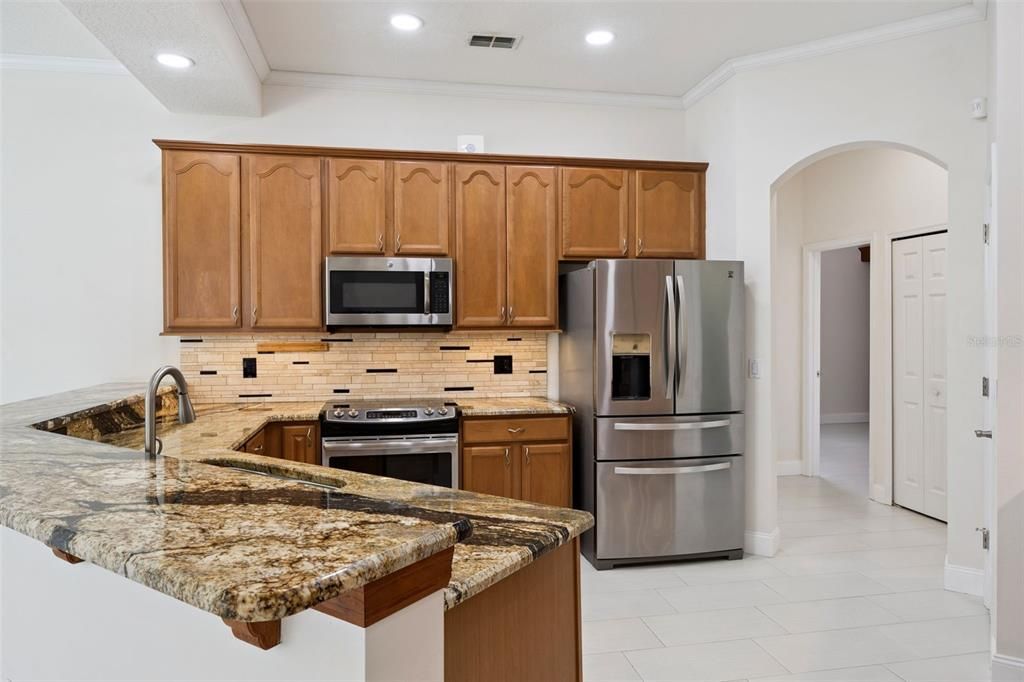 合同活跃: $599,500 (5 贝兹, 3 浴室, 2584 平方英尺)