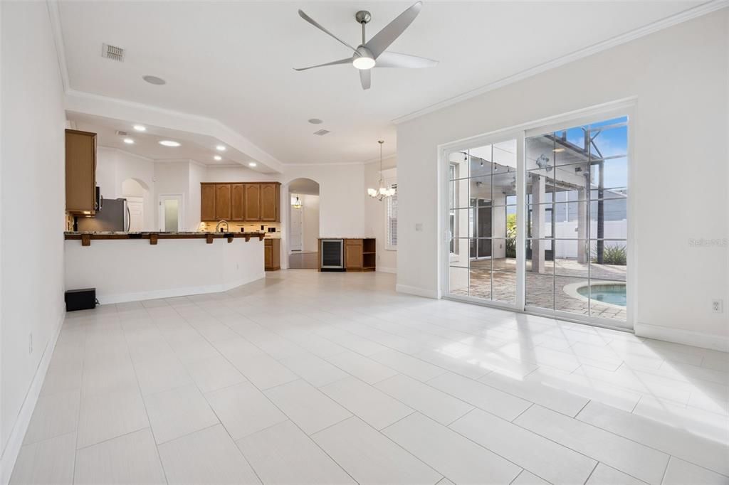 合同活跃: $599,500 (5 贝兹, 3 浴室, 2584 平方英尺)