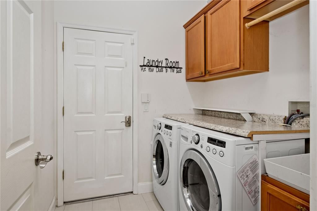 合同活跃: $599,500 (5 贝兹, 3 浴室, 2584 平方英尺)