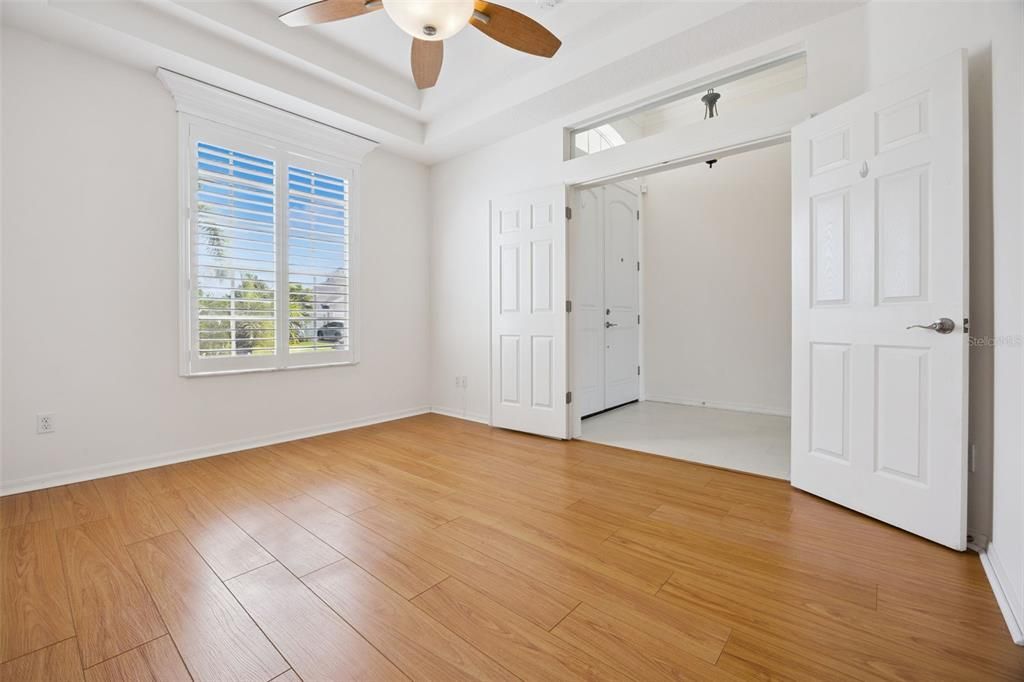 合同活跃: $599,500 (5 贝兹, 3 浴室, 2584 平方英尺)