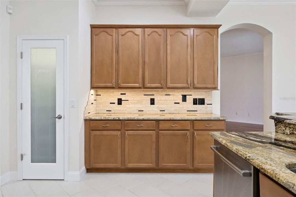 合同活跃: $599,500 (5 贝兹, 3 浴室, 2584 平方英尺)