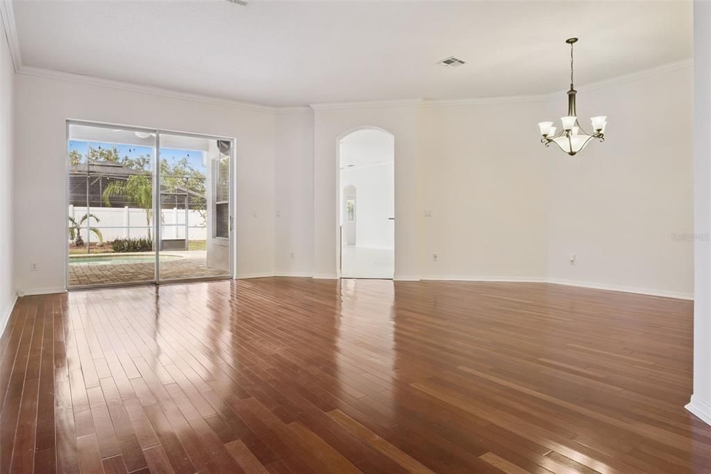 合同活跃: $599,500 (5 贝兹, 3 浴室, 2584 平方英尺)