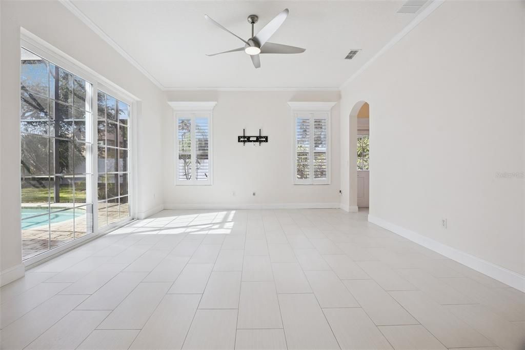 合同活跃: $599,500 (5 贝兹, 3 浴室, 2584 平方英尺)