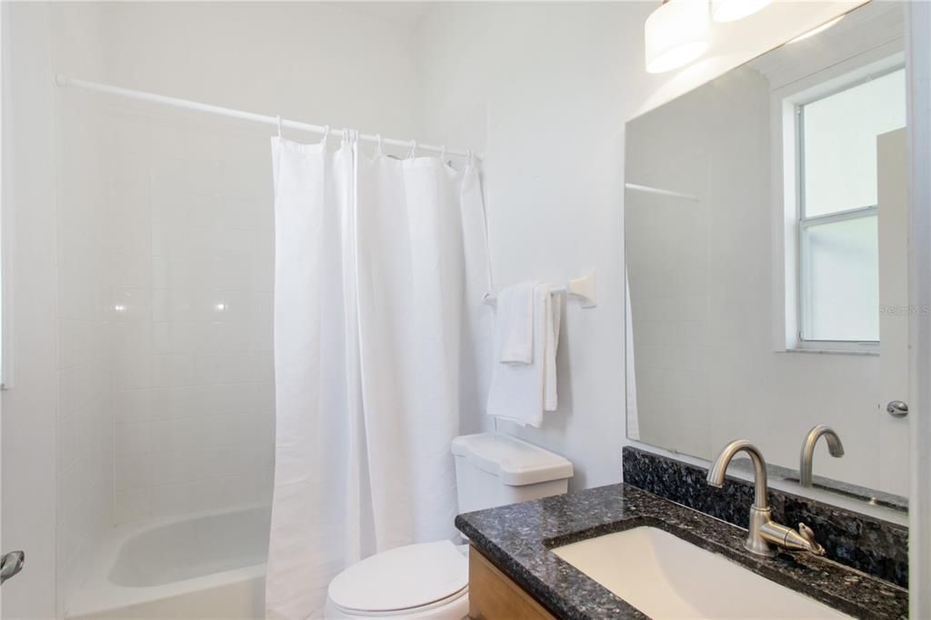 合同活跃: $599,500 (5 贝兹, 3 浴室, 2584 平方英尺)