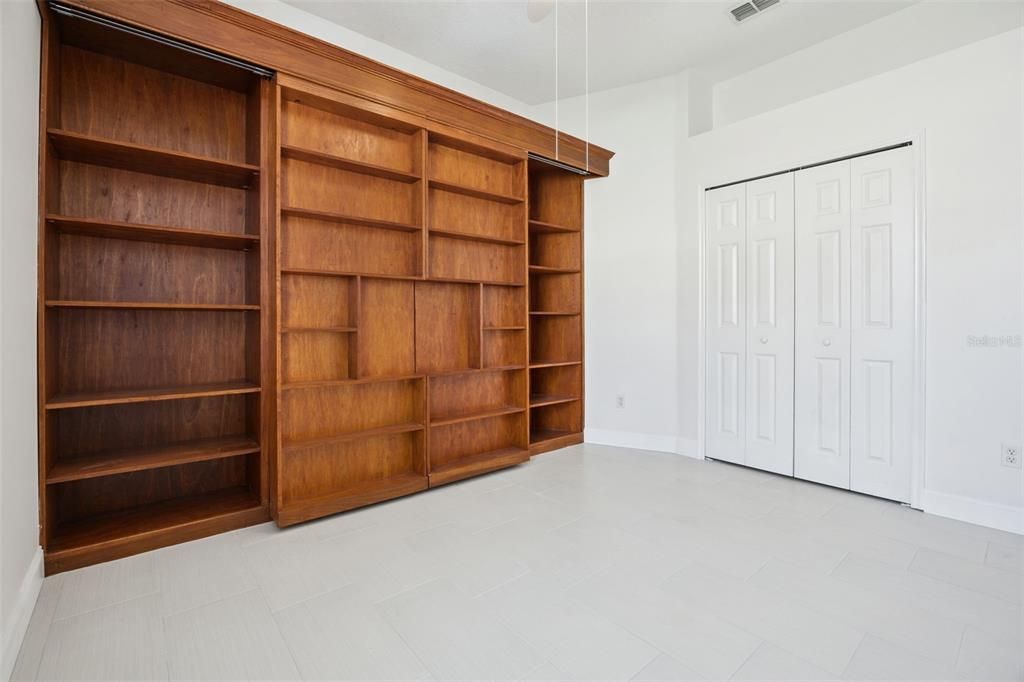 合同活跃: $599,500 (5 贝兹, 3 浴室, 2584 平方英尺)