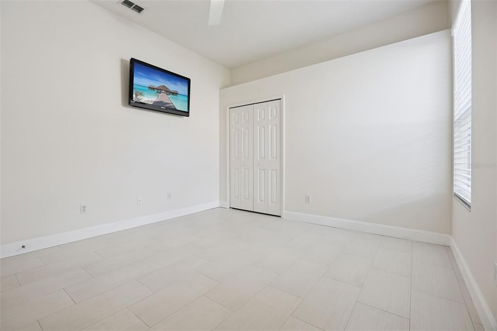 合同活跃: $599,500 (5 贝兹, 3 浴室, 2584 平方英尺)