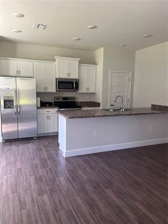 For Rent: $1,800 (3 beds, 2 baths, 1648 Square Feet)