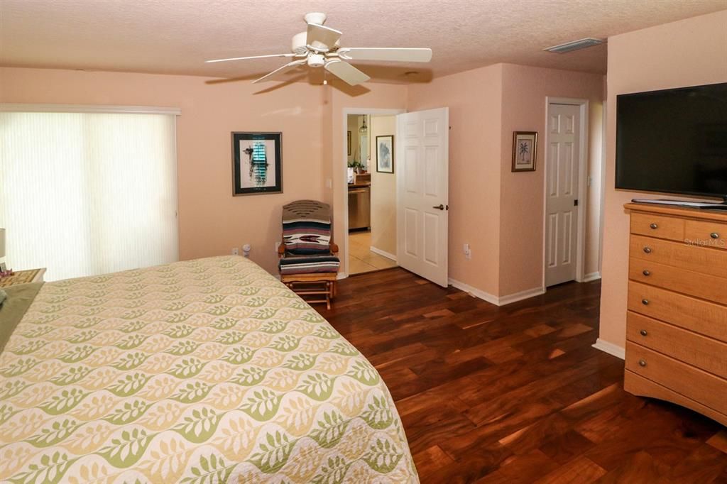 Под контрактом: $399,999 (3 спален, 2 ванн, 1491 Квадратных фут)