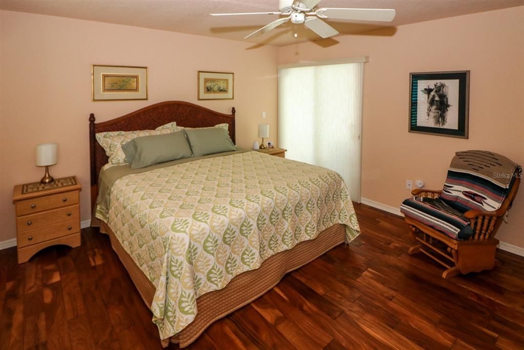 Под контрактом: $399,999 (3 спален, 2 ванн, 1491 Квадратных фут)