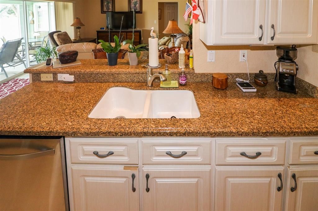 Под контрактом: $399,999 (3 спален, 2 ванн, 1491 Квадратных фут)