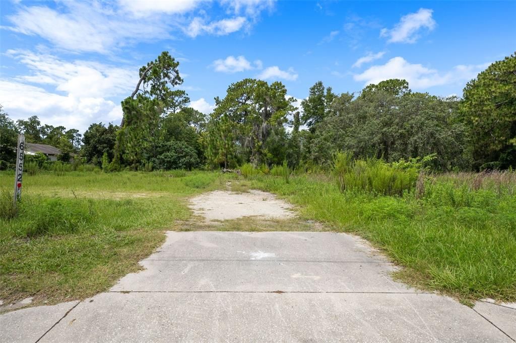 На продажу: $399,900 (2.42 acres)