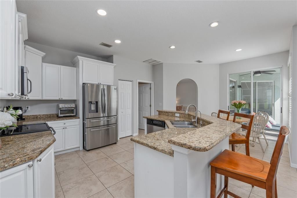 Activo con contrato: $679,000 (4 camas, 3 baños, 2202 Pies cuadrados)