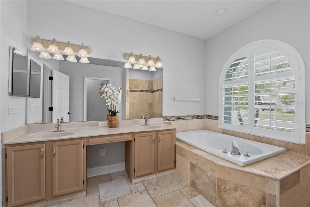 Activo con contrato: $679,000 (4 camas, 3 baños, 2202 Pies cuadrados)